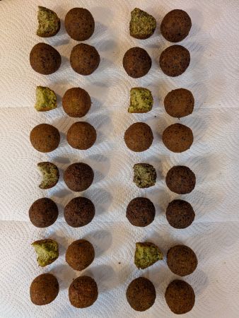 2 + 2 vertical rows of falafel in alternating groups of fava and garbanzo beans